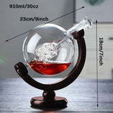 Whiskey Karaf Set Wereldbol - Luxe Cadeau met 2 Whiskeyglazen - 910ml Glazen Wereldbol Karaf op Houten Standaard - Inclusief Luxe Glazen Set van 250ml